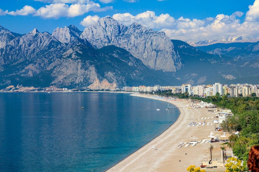 Strand mit Taurus-Gebirge im Hintergrund — Antalya · Türkei