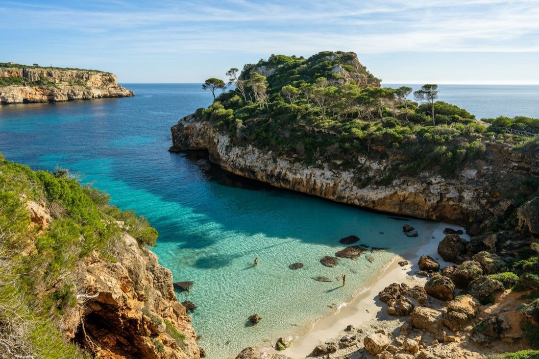 Bucht mit klarem Wasser an einer Klippe — Mallorca · Spanien