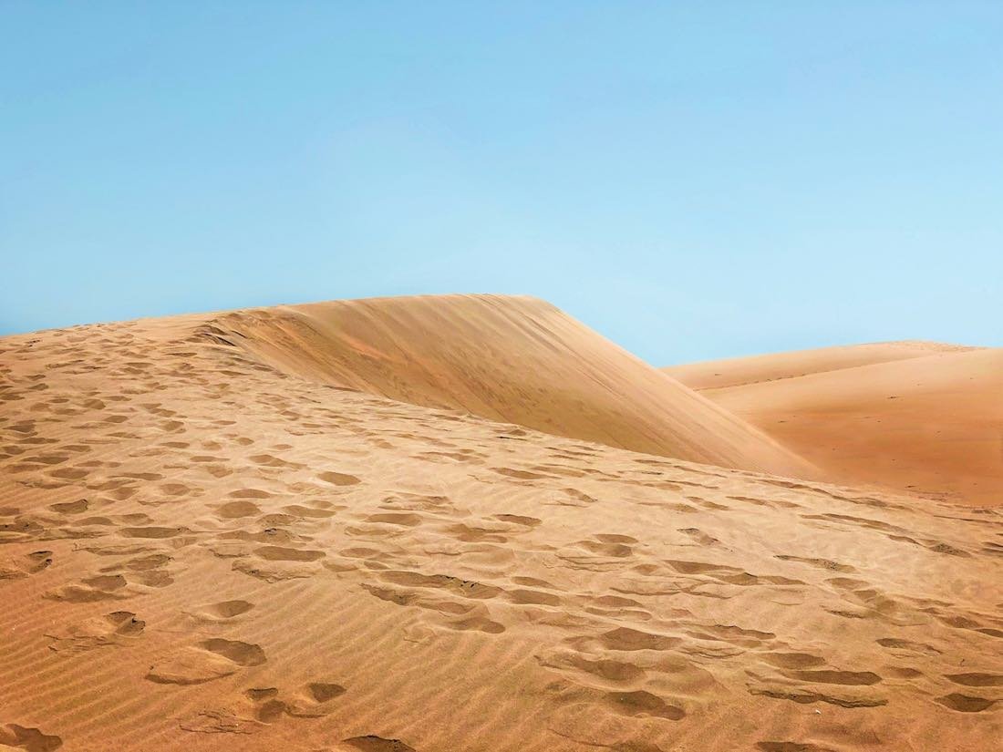 Dünensand unter blauem Himmel — Gran Canaria · Spanien