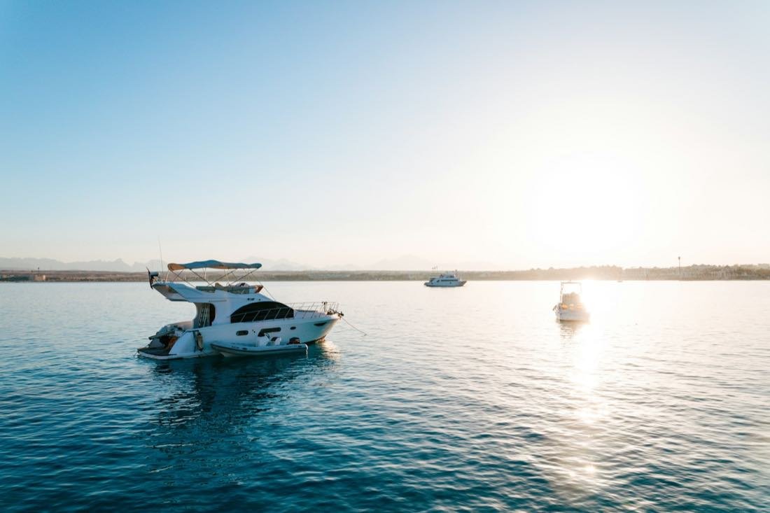 Yachten in der Bucht von Sahl Hasheesh, Berge im Hintergrund — Hurghada · Ägypten