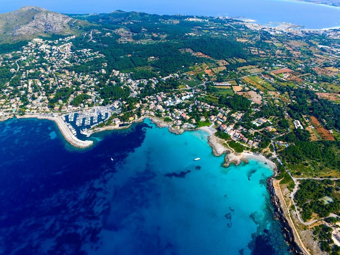 Hafen von Alcúdia aus der Luft — Mallorca · Spanien