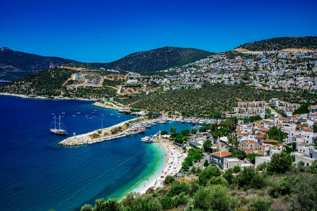 Mittelmeerküste mit Stadt am Wasser — Türkische Riviera · Türkei